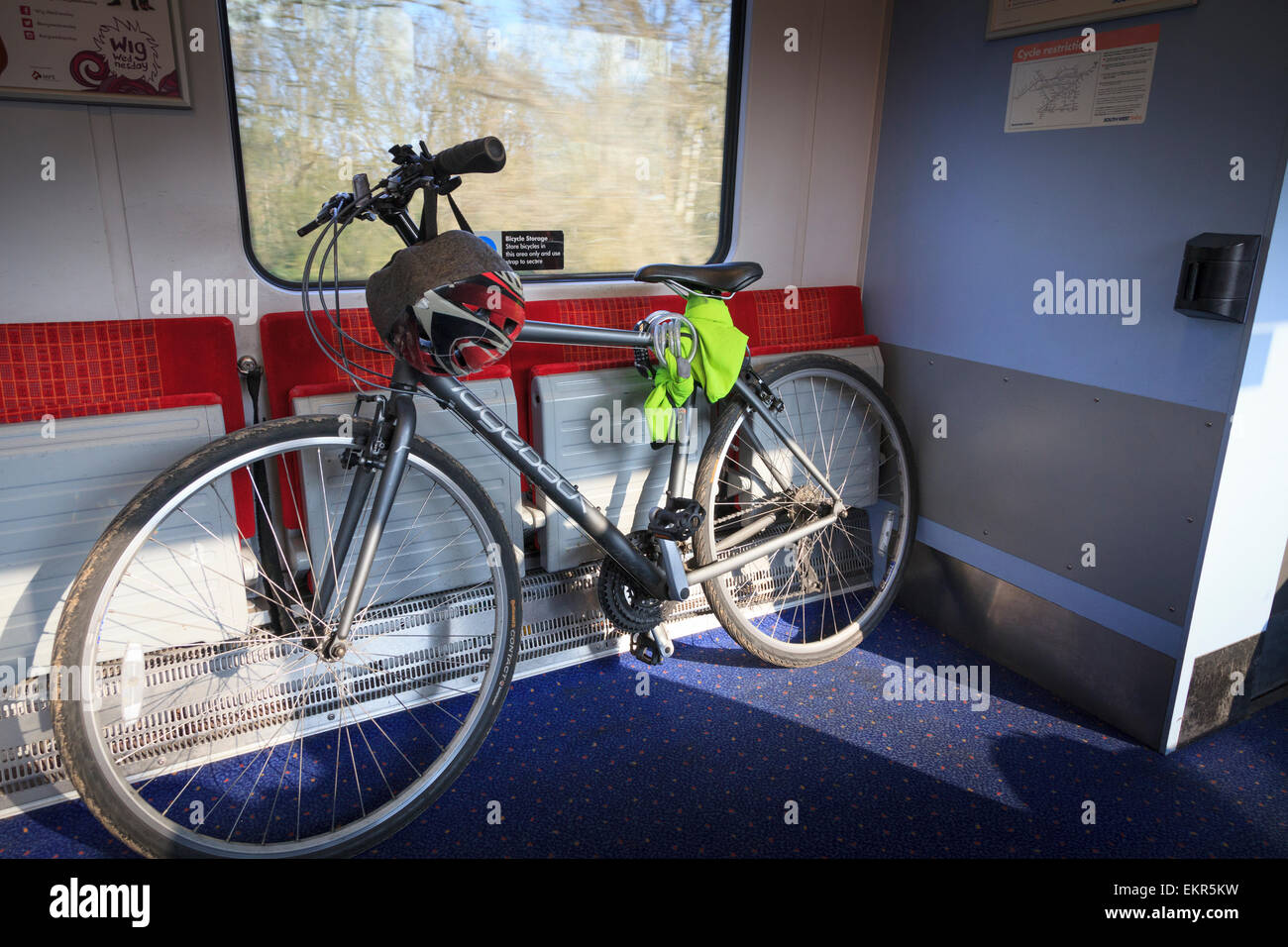 Bicicletta di montagna in UK il treno carrozza ferroviaria senza persone Foto Stock