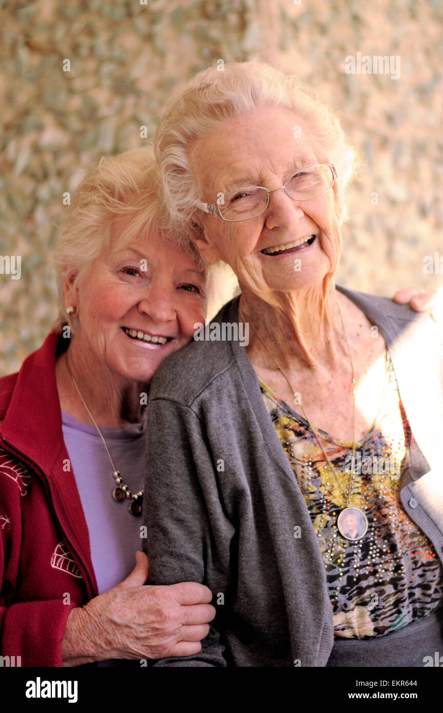 Volontari sani anziani madre e figlia dei cittadini anziani Foto Stock