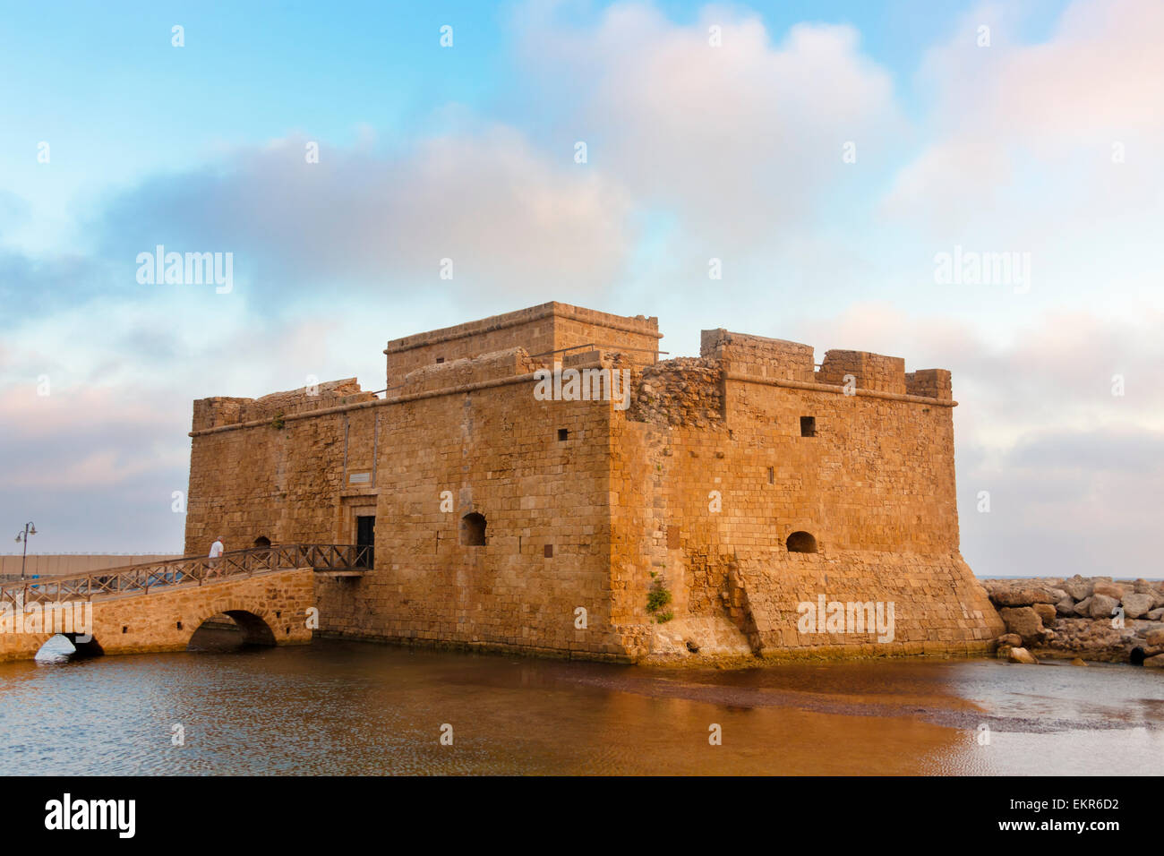 Il castello medievale di Paphos (Paphos) al tramonto, la Repubblica di Cipro Foto Stock