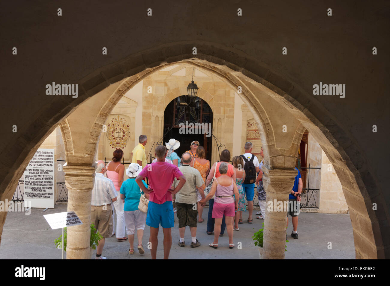 Turisti nel monastero di Santa Croce, Omodos, la Repubblica di Cipro Foto Stock