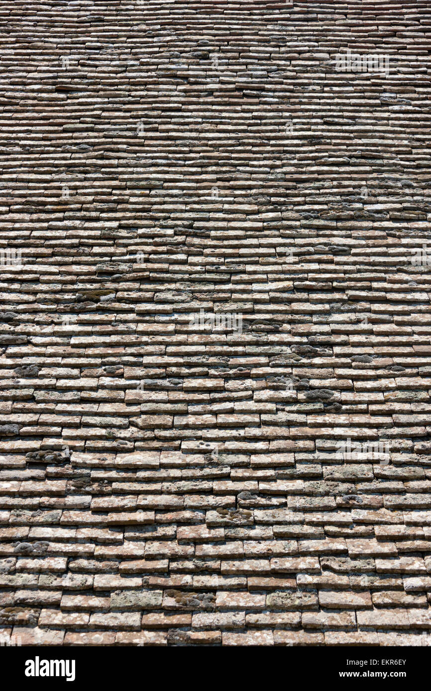 Tetto di tegole di una casa di villaggio nella regione di Troodos, la Repubblica di Cipro Foto Stock