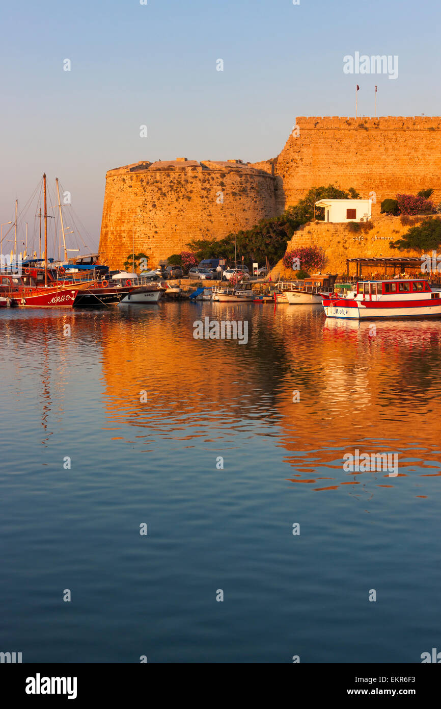 Porto storico e il castello al tramonto, Kyrenia, Repubblica Turca di Cipro del Nord Foto Stock