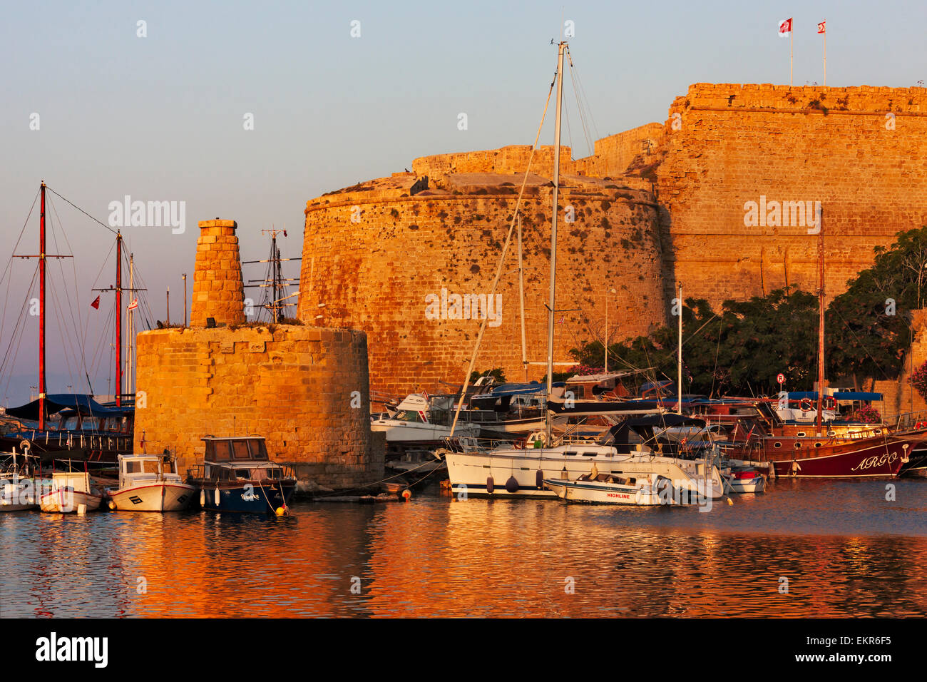 Porto storico e il castello al tramonto, Kyrenia, Repubblica Turca di Cipro del Nord Foto Stock