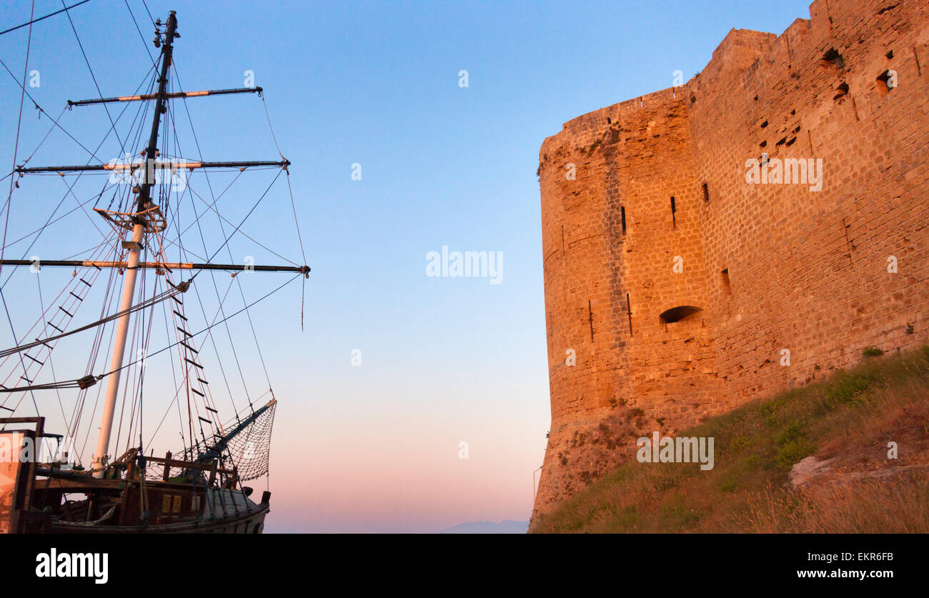 Porto storico e il castello al tramonto, Kyrenia, Repubblica Turca di Cipro del Nord Foto Stock