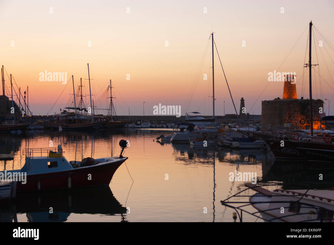 Nave in porto e castello storico al tramonto, Kyrenia, Repubblica Turca di Cipro del Nord Foto Stock