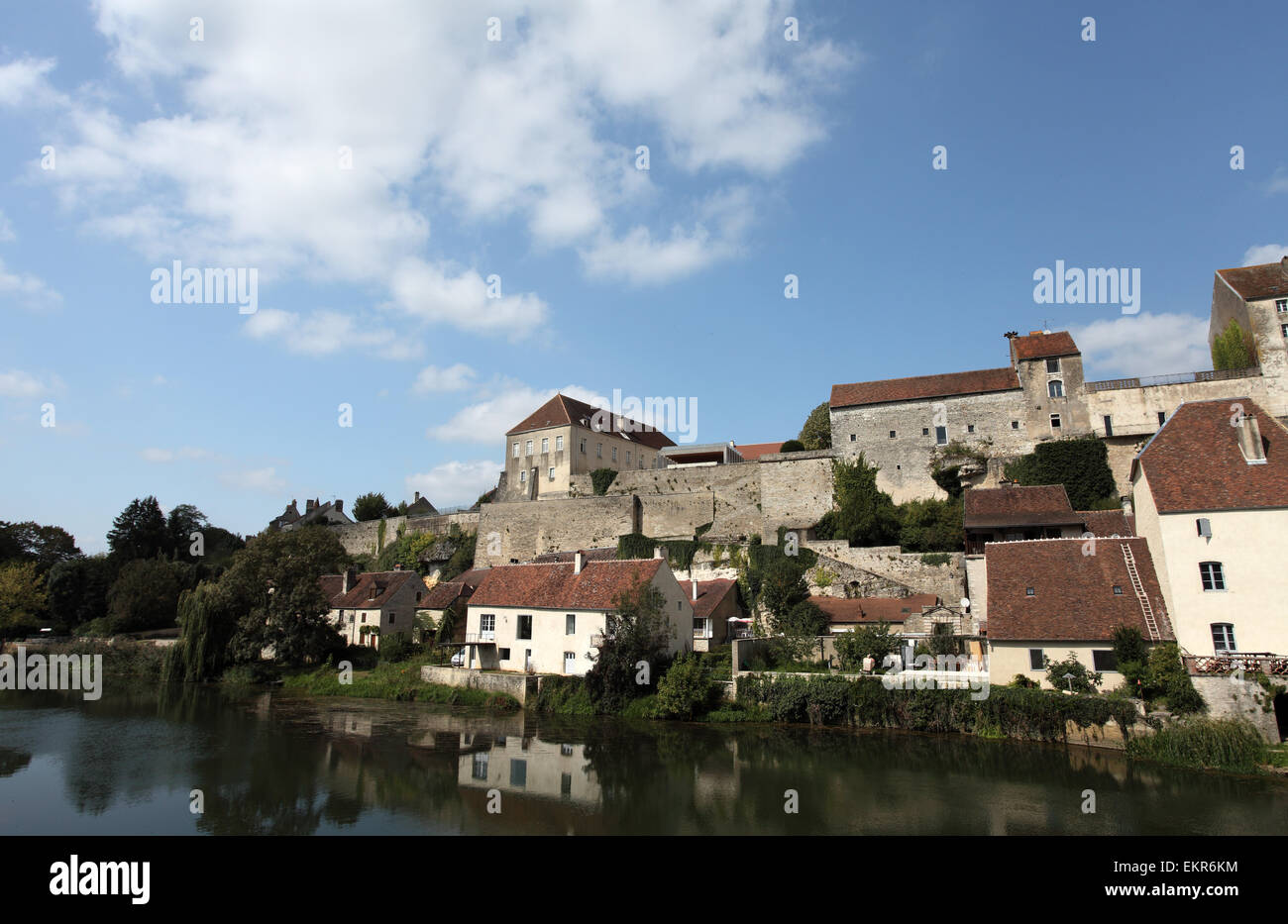 Il grazioso villaggio di Pesmes sulle rive del fiume l'Ognon, Haute-Saone, Francia Foto Stock