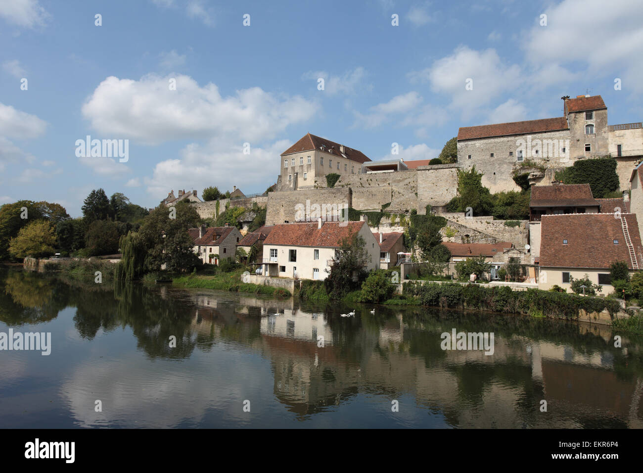 Il grazioso villaggio di Pesmes sopra il fiume Ognon, Franche-Comte, Haute-Saone, Francia Foto Stock