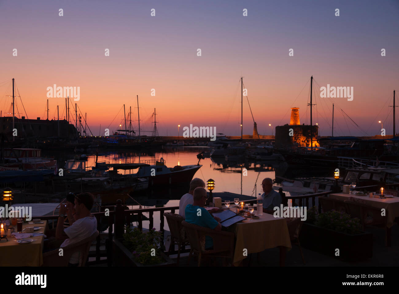 Porto e castello storico al tramonto, Kyrenia, Repubblica Turca di Cipro del Nord Foto Stock