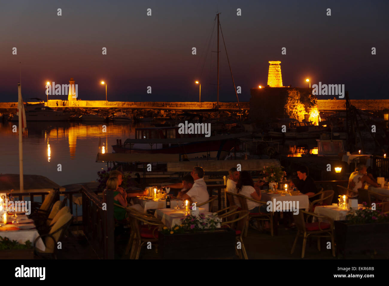 Vista notturna del centro storico di Porto e Castello al tramonto, Kyrenia, Repubblica Turca di Cipro del Nord Foto Stock