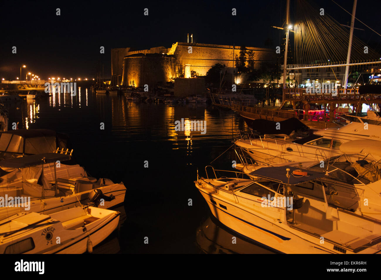 Vista notturna del centro storico di Porto e Castello al tramonto, Kyrenia, Repubblica Turca di Cipro del Nord Foto Stock