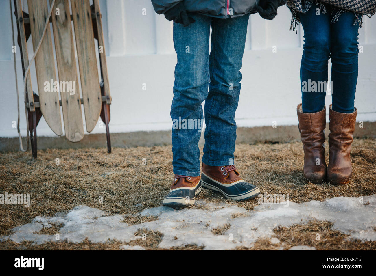 Due giovani, un ragazzo e una ragazza in piedi in un cantiere in inverno. Foto Stock