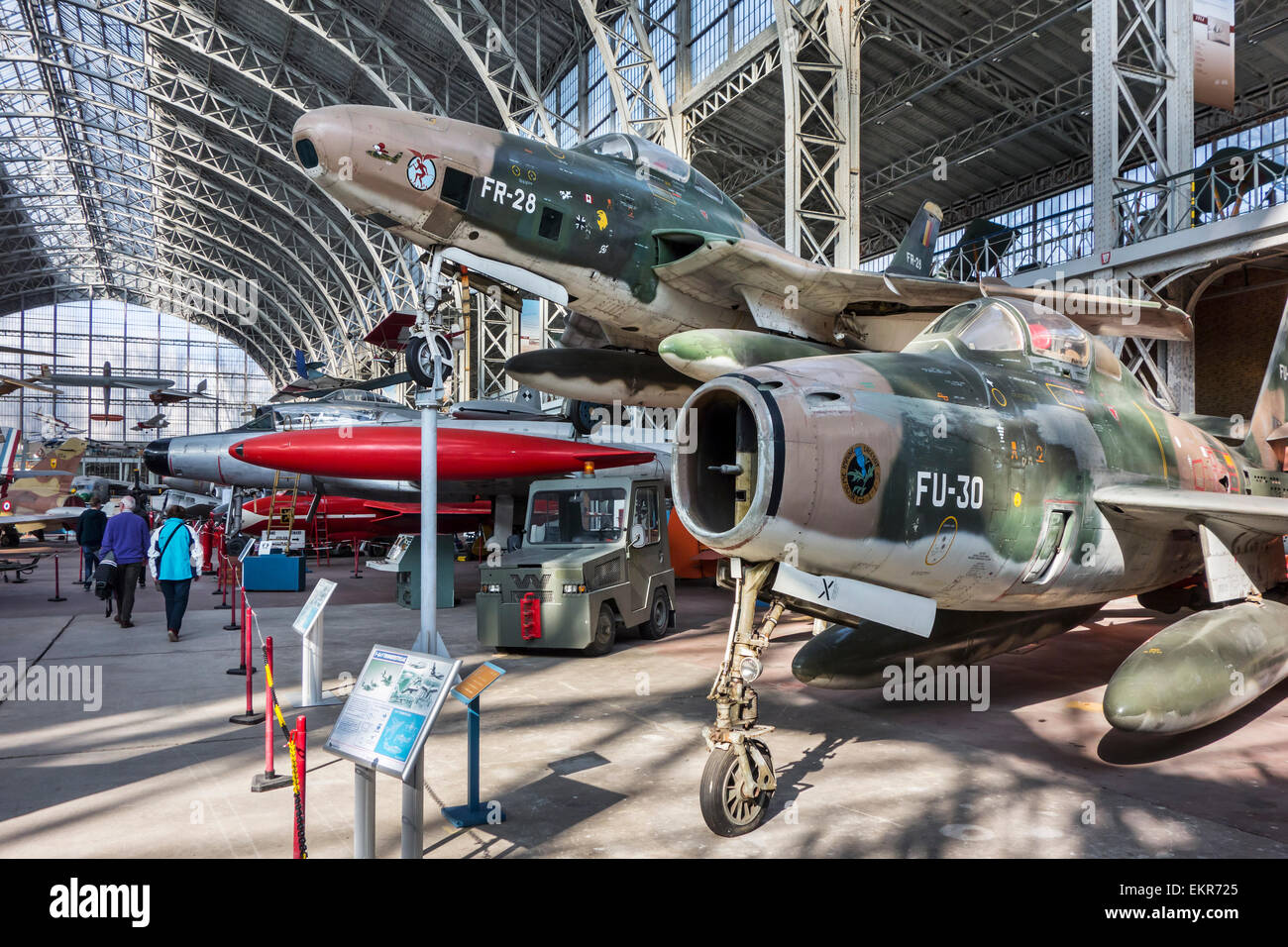 Sala di aviazione con jet da combattimento e aerei militari presso il Museo reale dell'esercito e di storia militare a Bruxelles, Belg Foto Stock