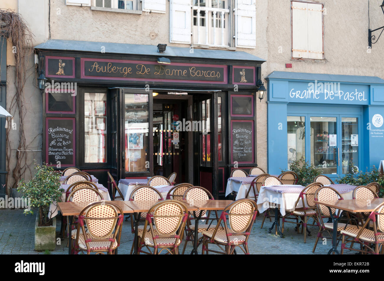 I tavoli fuori l'Auberge de Dame a Carcŕs ristorante in Place du Chateau a La Cité, la vecchia città fortificata di Carcassonne. Foto Stock