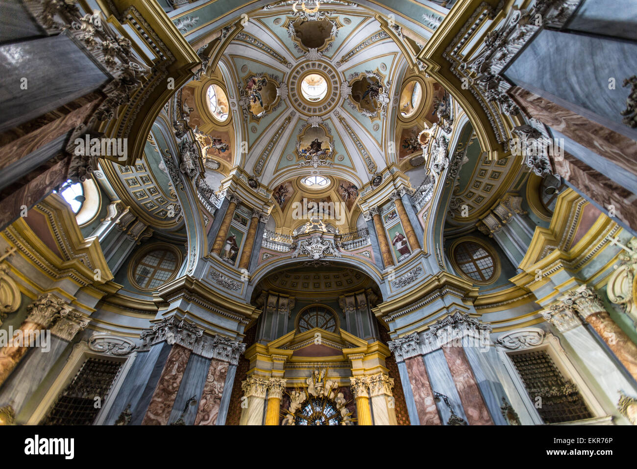 Interno della chiesa di Santa Chiara a Bra, una città del Piemonte, regione dell'Italia settentrionale. In stile rococò. Foto Stock