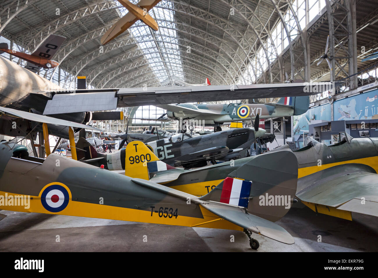 Sala di aviazione con aerei militari presso il Museo reale dell'esercito e di storia militare a Bruxelles, in Belgio Foto Stock