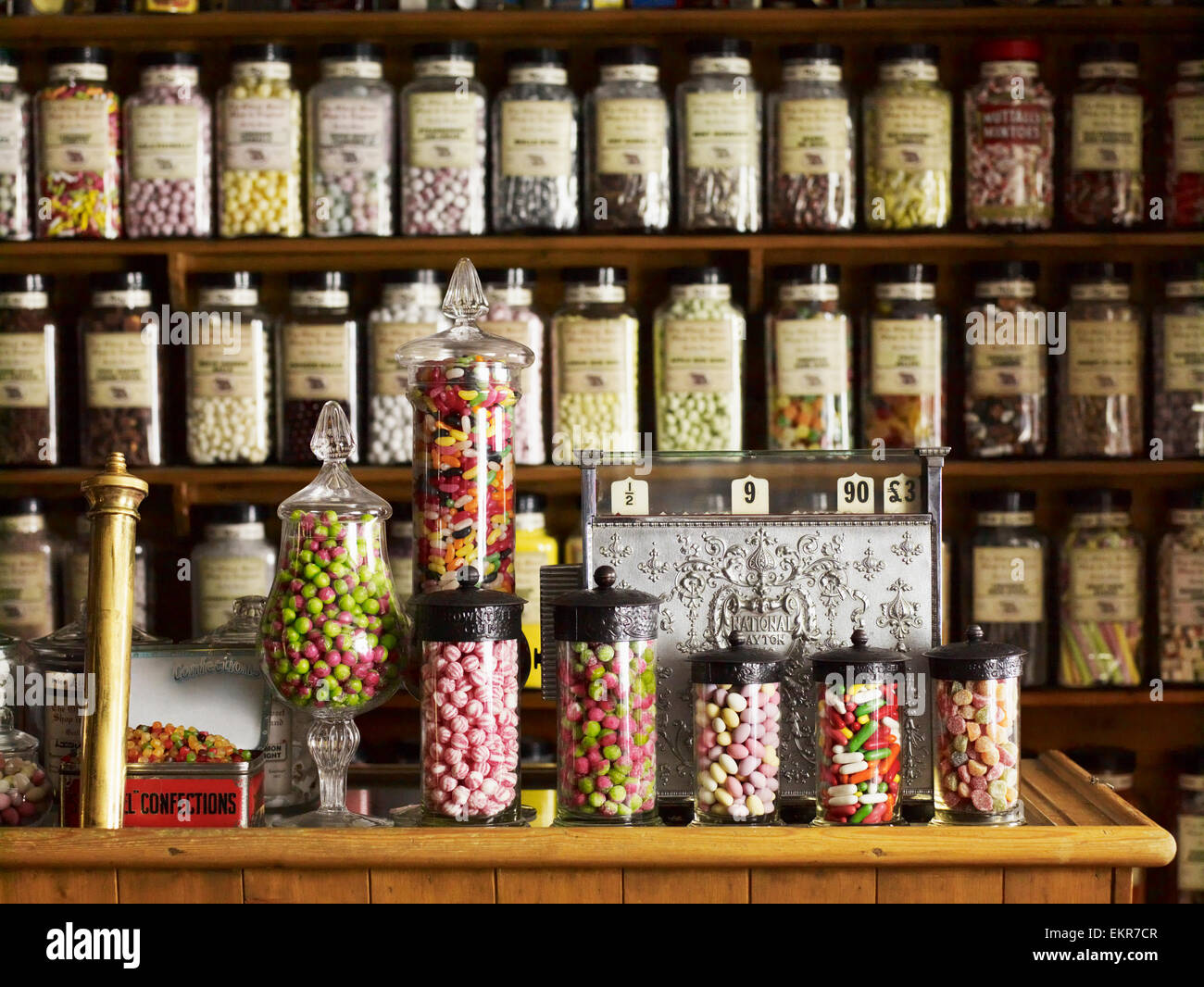 Dolci tradizionali visualizzati in alto e vasetti di vetro sullo scaffale di un negozio di dolci. Foto Stock