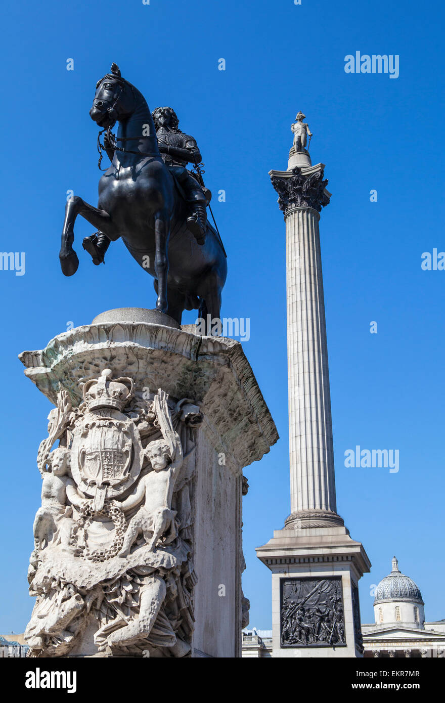 La statua di Re Carlo 1a con la magnifica Nelsons Column in background in Trafalgar Square a Londra. La cupola di t Foto Stock