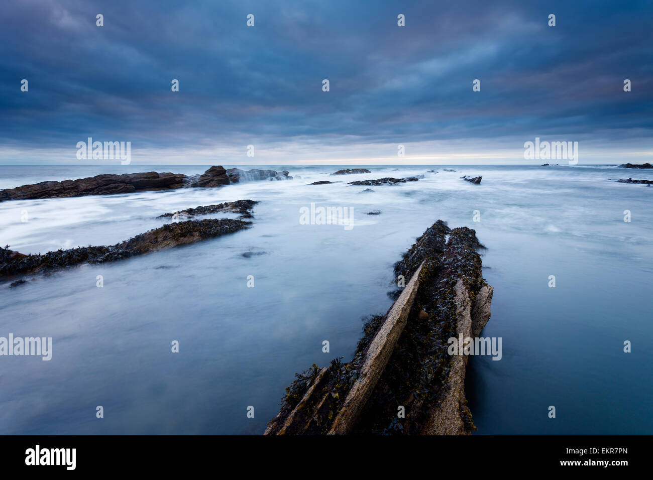 Alcuni molto tenui colori come approcci sunrise su una mattina nuvoloso. Cove, Scottish Borders Foto Stock