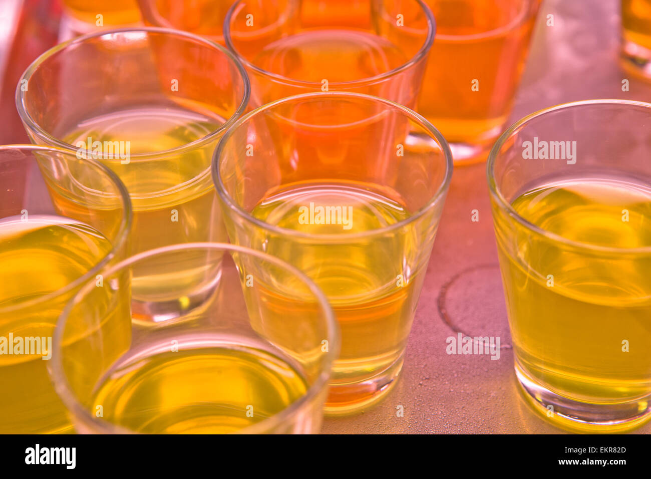 Vassoio di gelatina di arance e di limoni in bicchieri Foto Stock