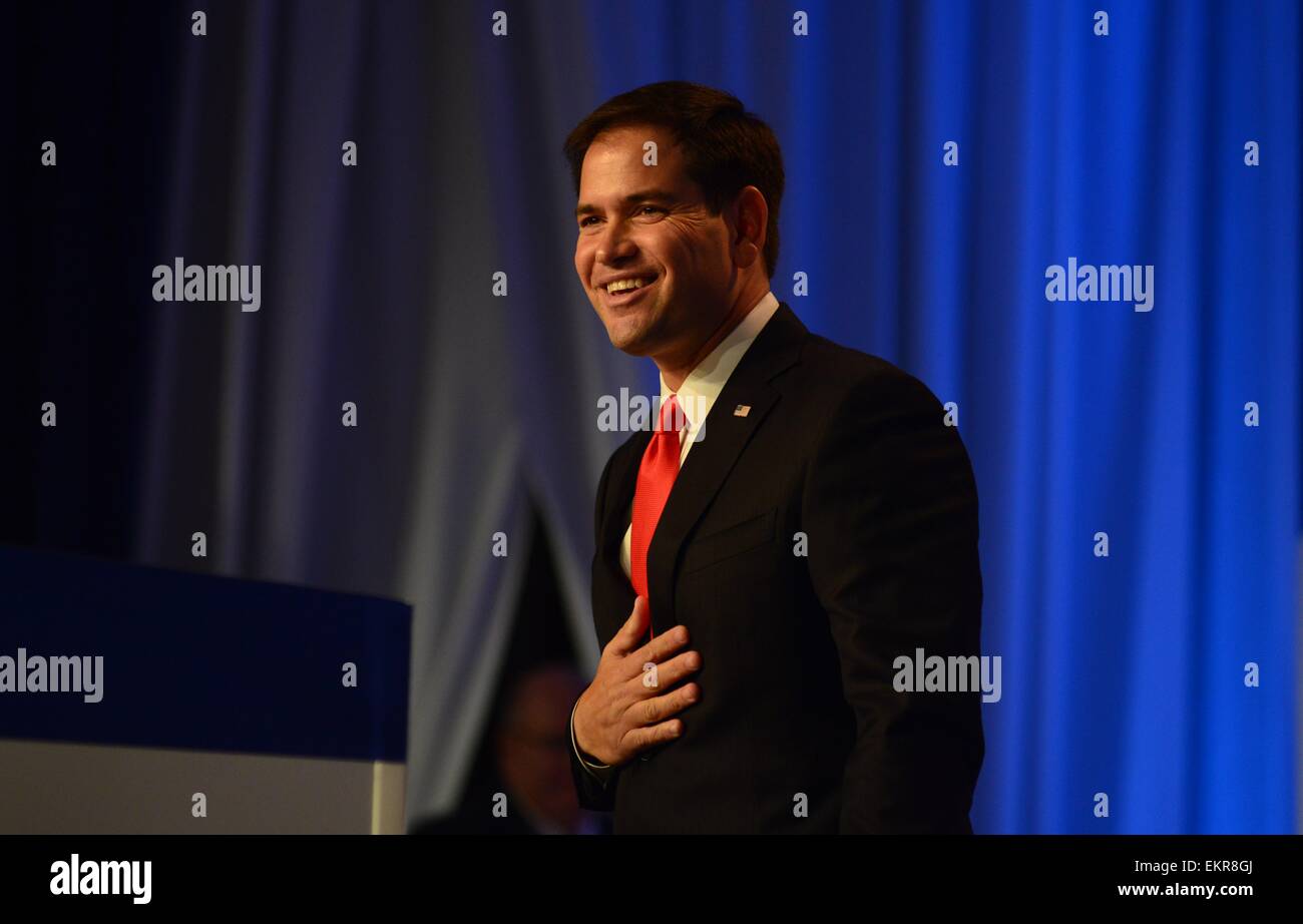 Il senatore MARCO RUBIO della Florida ha raccontato la sua cima donatori che egli è in esecuzione per il presidente nel 2016, diventando così il terzo repubblicano ufficialmente a partecipare al concorso. Da lui ci si attende per fare un annuncio ufficiale lunedì sera. Xiii Apr, 2015. Nella foto: 11 Ott. 2013 - Washington, Distretto di Columbia, Stati Uniti - Il senatore Marco Rubio, (R-FL) parla per la maggior parte di folla conservatrice che frequentano i valori annuali elettore Vertice dalla famiglia ricerca azione del Consiglio. © Miguel Juarez Lugo/ZUMAPRESS.com/Alamy Live News Foto Stock