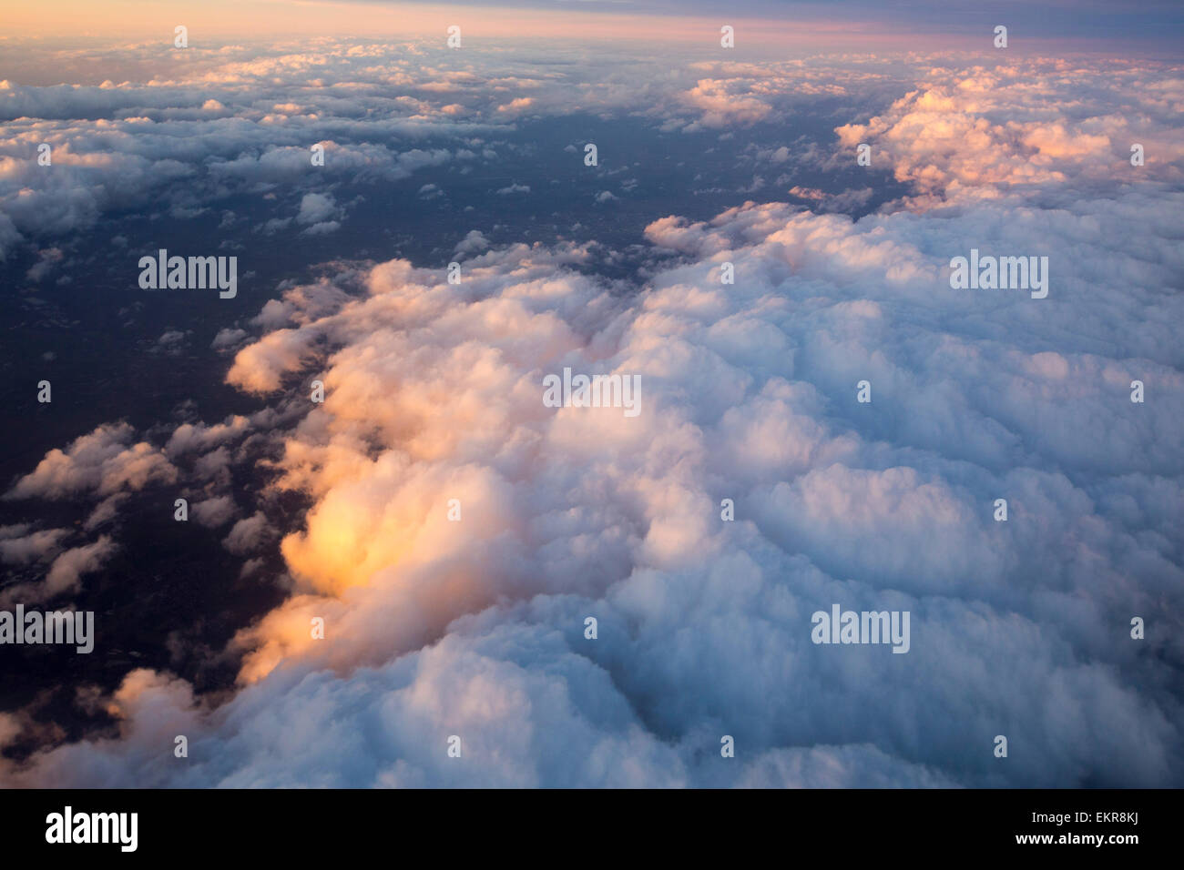Guardando verso il basso sulla nuvola al tramonto da un piano su Manchester, UK. Foto Stock