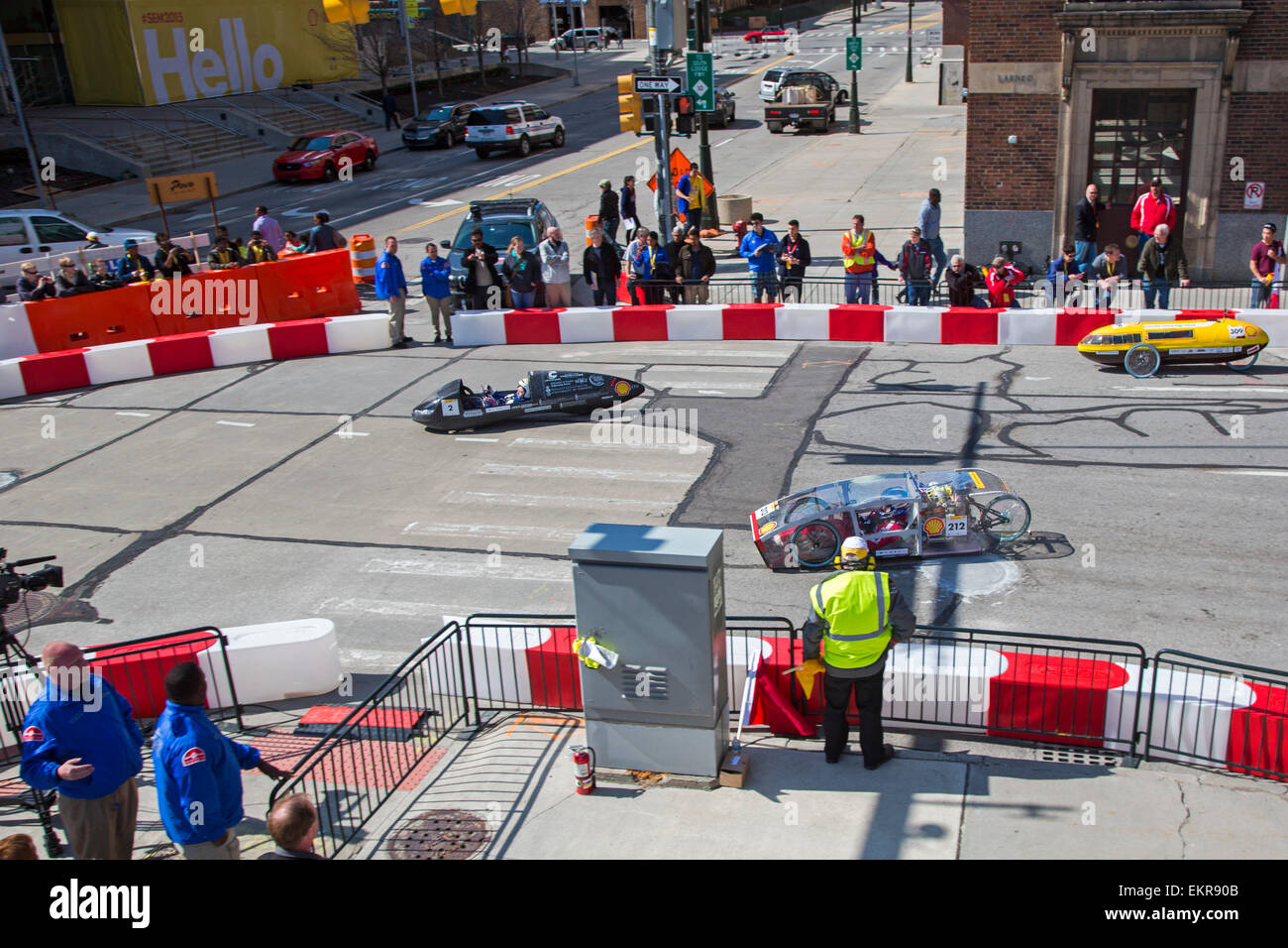 Detroit, Michigan - alta scuola e studenti del college test ultra efficiente del carburante di automobili hanno costruito nella Shell Eco-Marathon. Foto Stock
