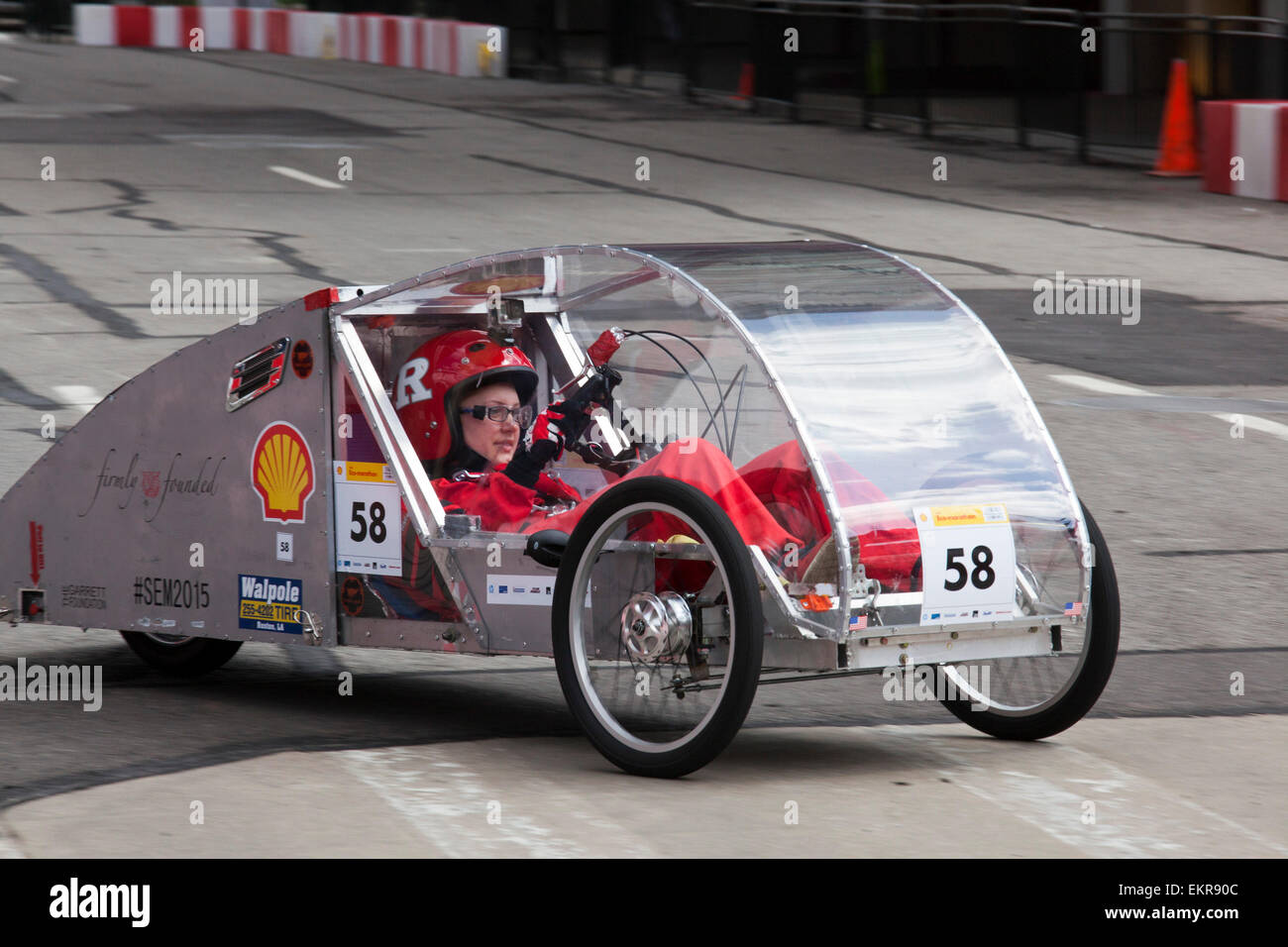 Detroit, Michigan - studente da Ruston High School in Louisiana aziona una vettura della Shell Eco-Marathon. Foto Stock