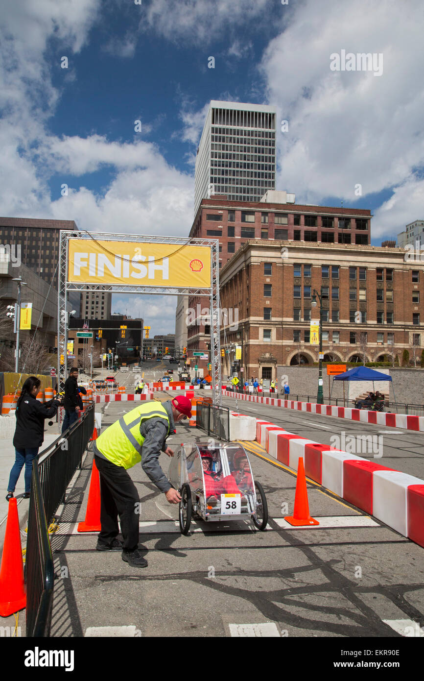 Detroit, Michigan - studente da Ruston High School in Louisiana attraversa la linea del traguardo nella Shell Eco-Marathon. Foto Stock