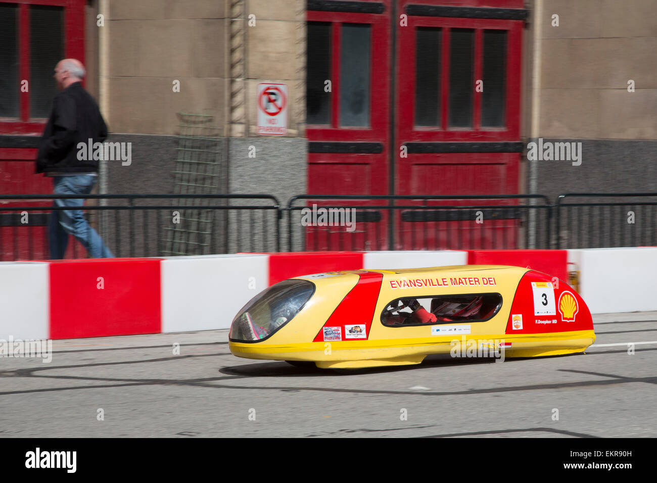 Detroit, Michigan - studente da Mater Dei High School di Evansville, Indiana unità nella Shell Eco-Marathon. Foto Stock