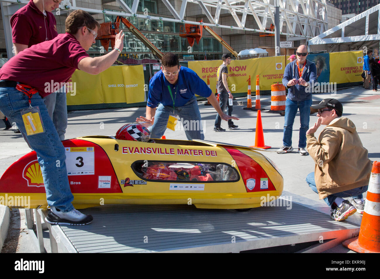 Detroit, Michigan - Gli studenti provenienti da Mater Dei High School preparare per competere nella Shell Eco-Marathon. Foto Stock