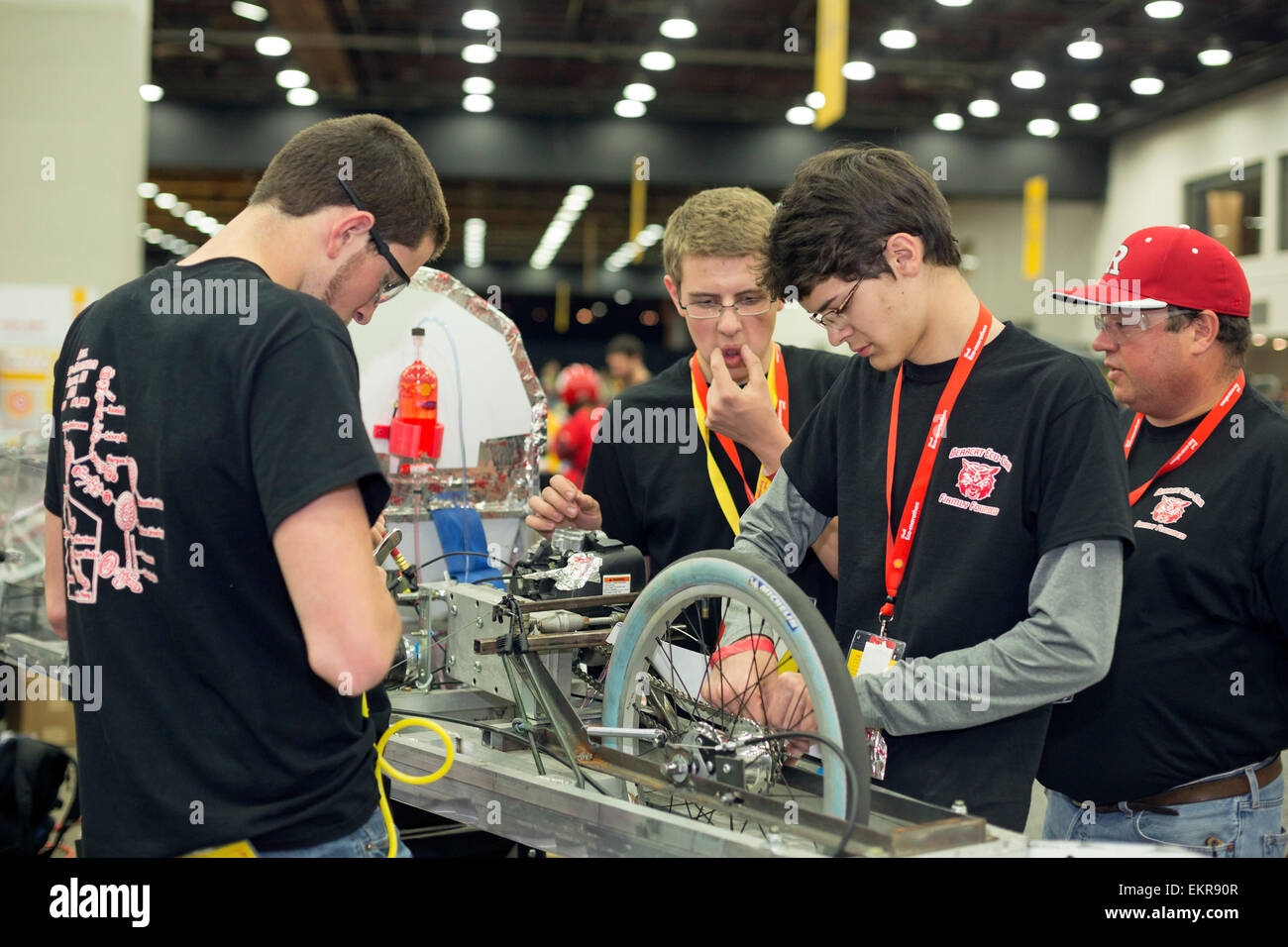 Detroit, Michigan - Un team da Ruston High School in Louisiana si prepara a competere nella Shell Eco-Marathon. Foto Stock