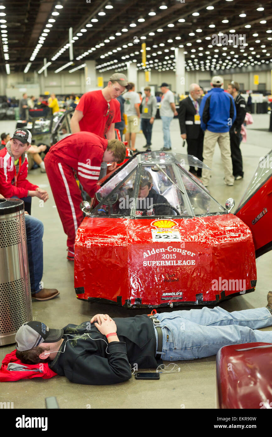 Detroit, Michigan - alta scuola e studenti del college di attendere per competere in ultra elevato chilometraggio Shell Eco-Marathon. Foto Stock
