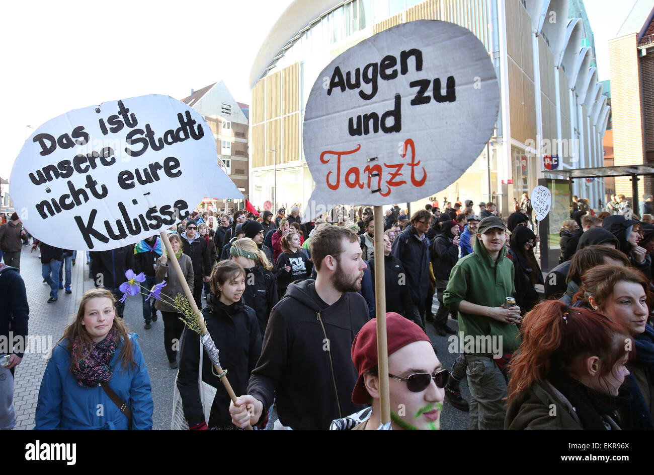 Gli attivisti e G7 avversari portano i segni che leggere "Chiudi gli occhi e danza' e 'Questa è la nostra città non è il tuo sfondo' come essi rally attraverso Luebeck, Germania, 13 aprile 2015. Il Parlamento Hansa museum di Lubecca ospiterà la riunione dei Ministri degli Esteri dei paesi del G7 del 14 e 15 aprile. Diverse manifestazioni sono previste. Circa 3500 funzionari di polizia sono in partecipazione per proteggere la riunione del G7. Foto: Christian Charisius/dpa Foto Stock