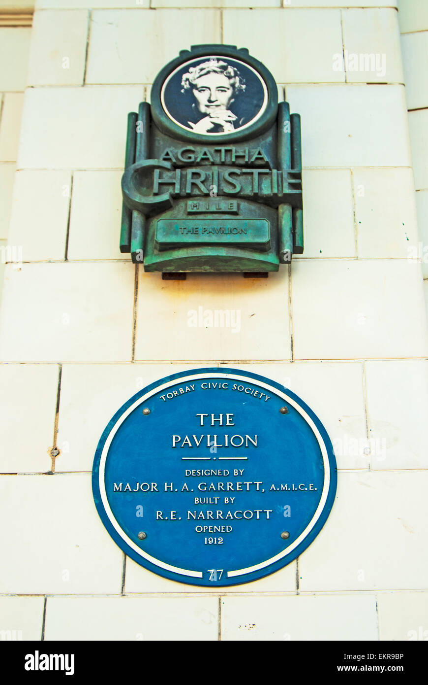 Statua di Agatha Christie a Torquay; Büste von Agatha Christie auf der Promenade in Torquay Foto Stock