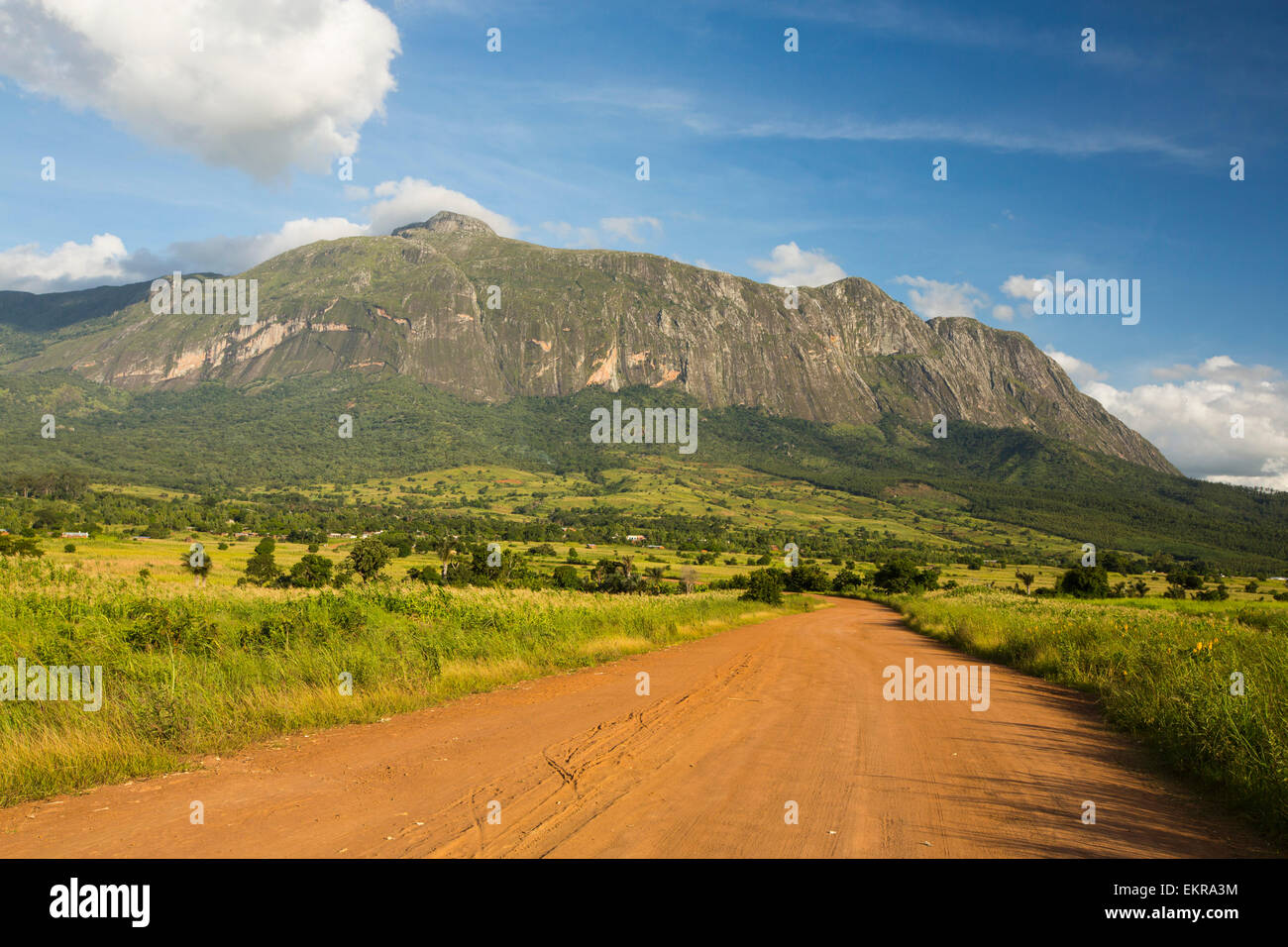 Una pista sterrata a Phalombe sotto il monte Mulanje in Malawi, Africa. Foto Stock