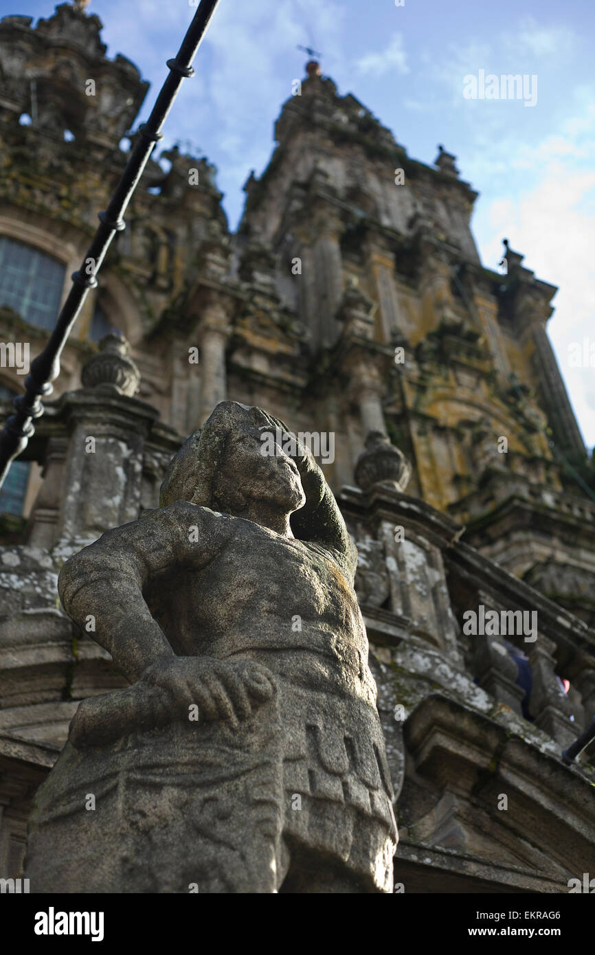 La statua di un guerriero che accoglie i visitatori per la Cattedrale di Santiago de Compostela, Spagna Foto Stock