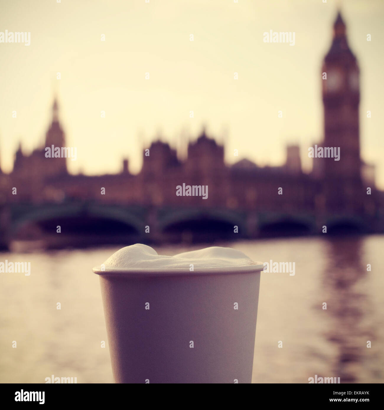 Primo piano di un cappuccino in un bicchiere di carta, con il fiume Tamigi e del Big Ben di Londra, UK, in background con un filtro ef Foto Stock