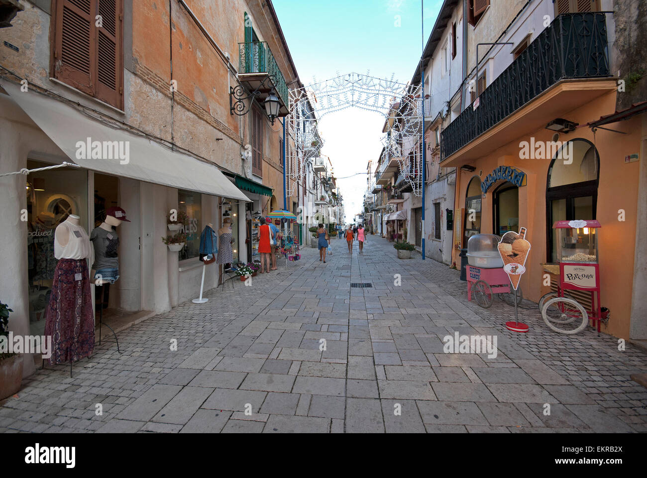 San Felice Circeo, la principale via Vittorio Emanuele, Lazio, Italia Foto Stock