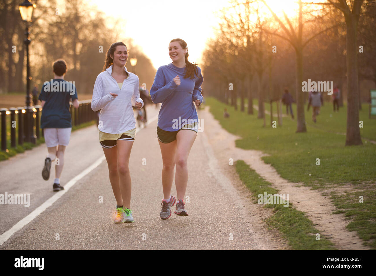 Per gli amanti del jogging godendo il sole serale in Hyde Park, London Knightsbridge, Londra, Regno Unito Foto Stock