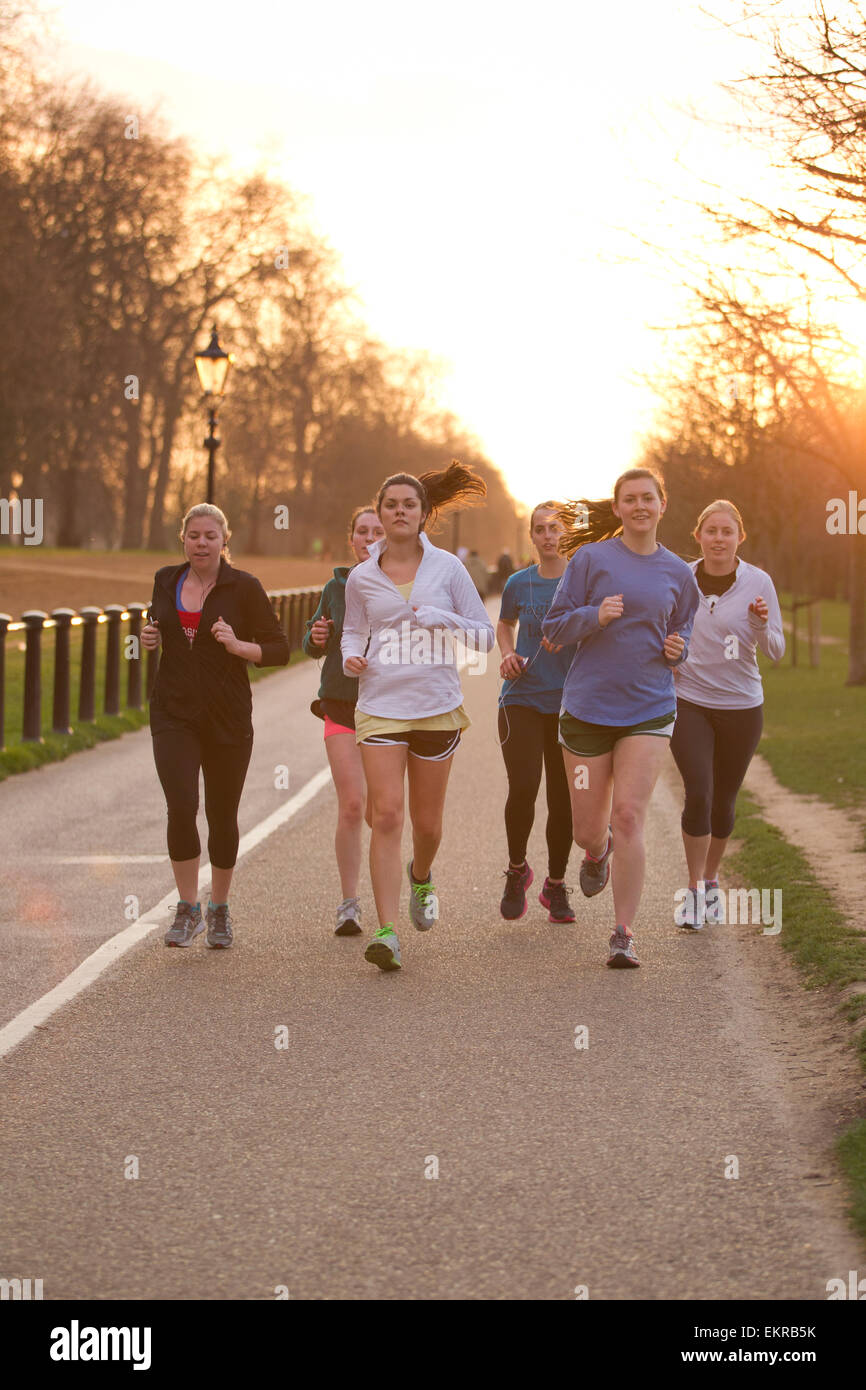 Per gli amanti del jogging godendo il sole serale in Hyde Park, London Knightsbridge, Londra, Regno Unito Foto Stock