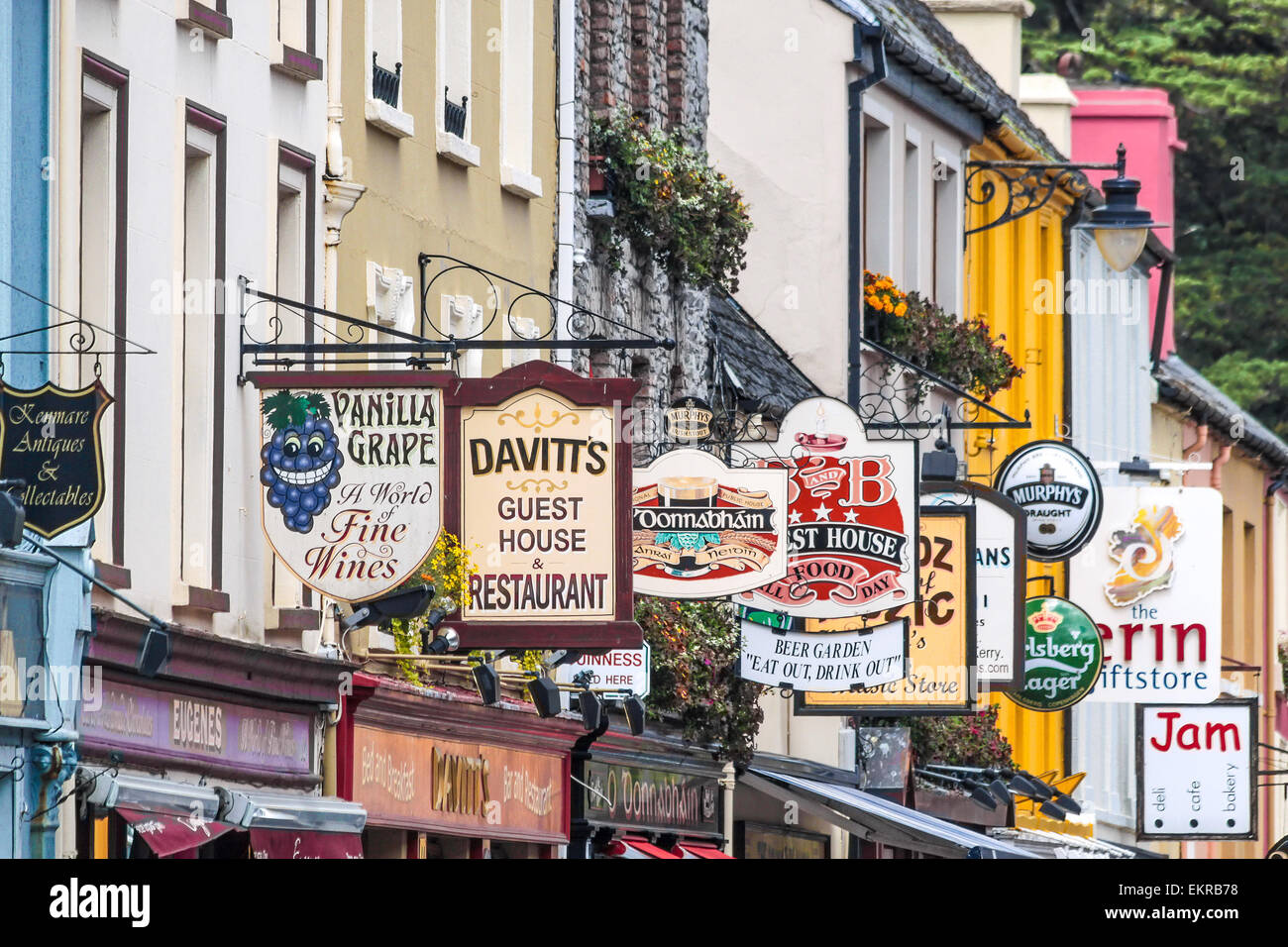 Pub colorati segni in Kenmare, nella contea di Kerry, Irlanda Foto Stock