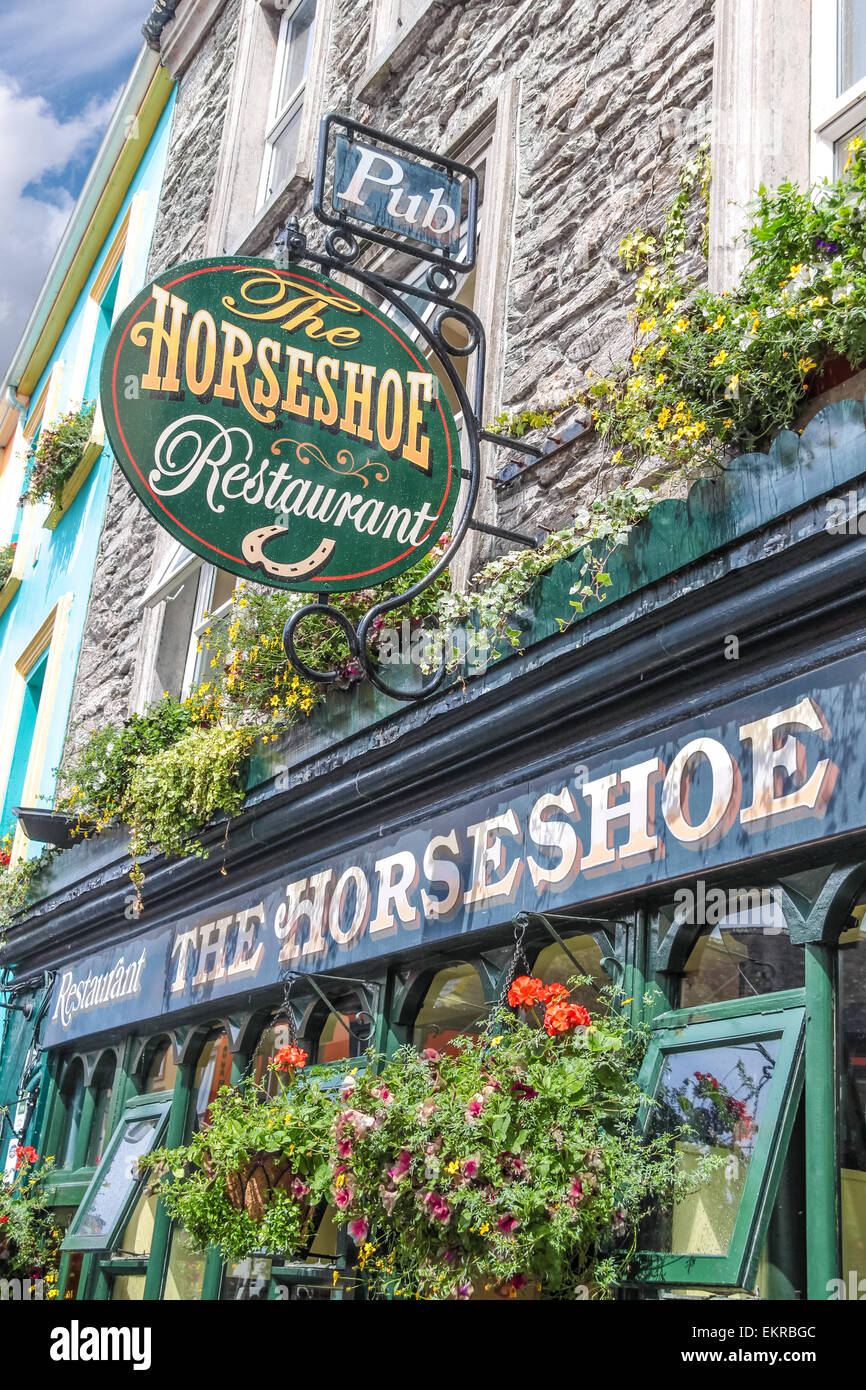 Segno di pub in Kenmare, nella contea di Kerry, Irlanda Foto Stock