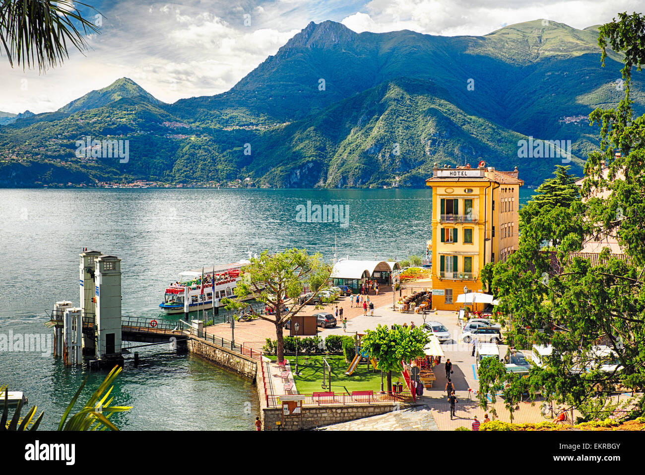 Angolo di alta vista del porto di Varenna sul lago di Como, Lombardia, Italia Foto Stock