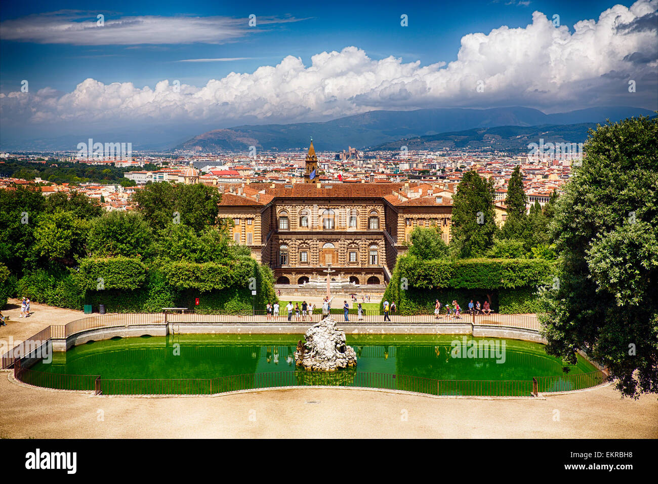 Angolo di Alta Vista di Palazzo Pitti posteriore con il Giardino di Boboli e una fontana, Firenze, Toscana, Italia Foto Stock