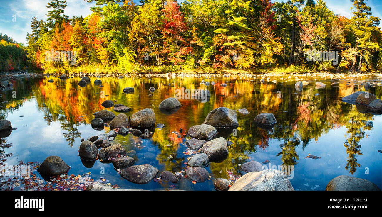 Vista panoramica di coloratissimi alberi lungo un ansa del fiume Fiume Swift, White Mountains National Forest, New Hampshire Foto Stock