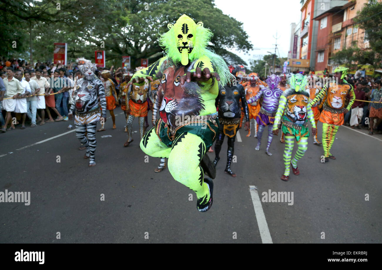Un esecutore di Pulikali a una processione durante il festival di Onam in Kerala, India. Pulikali è anche noto come Kaduvaakali (Tiger danza). Foto Stock