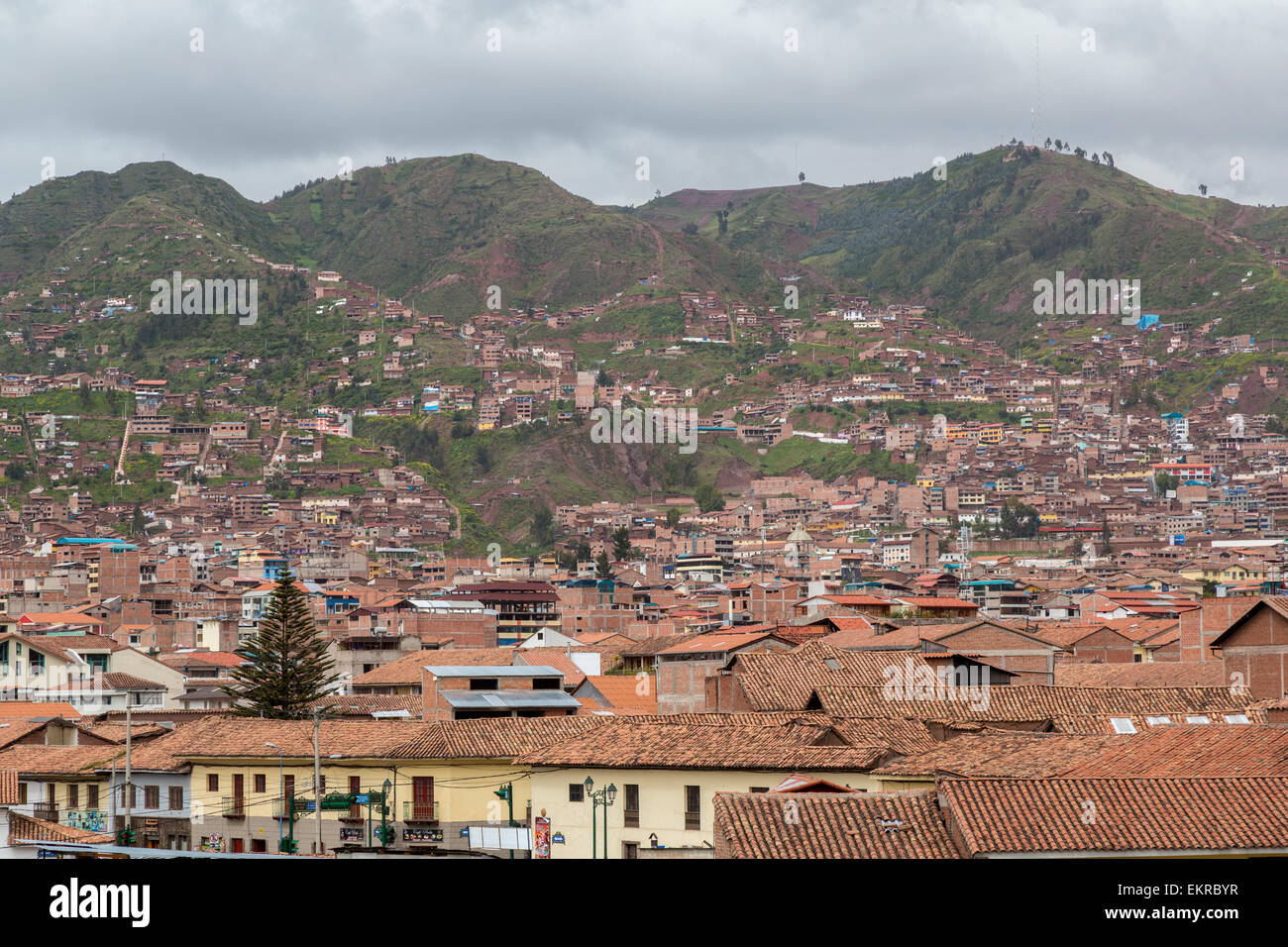 Perù Cusco. La crescita urbana. Vista della città da Santo Domingo monastero, costruito su e intorno a Qorikancha, Inca Tempio del sole. Foto Stock