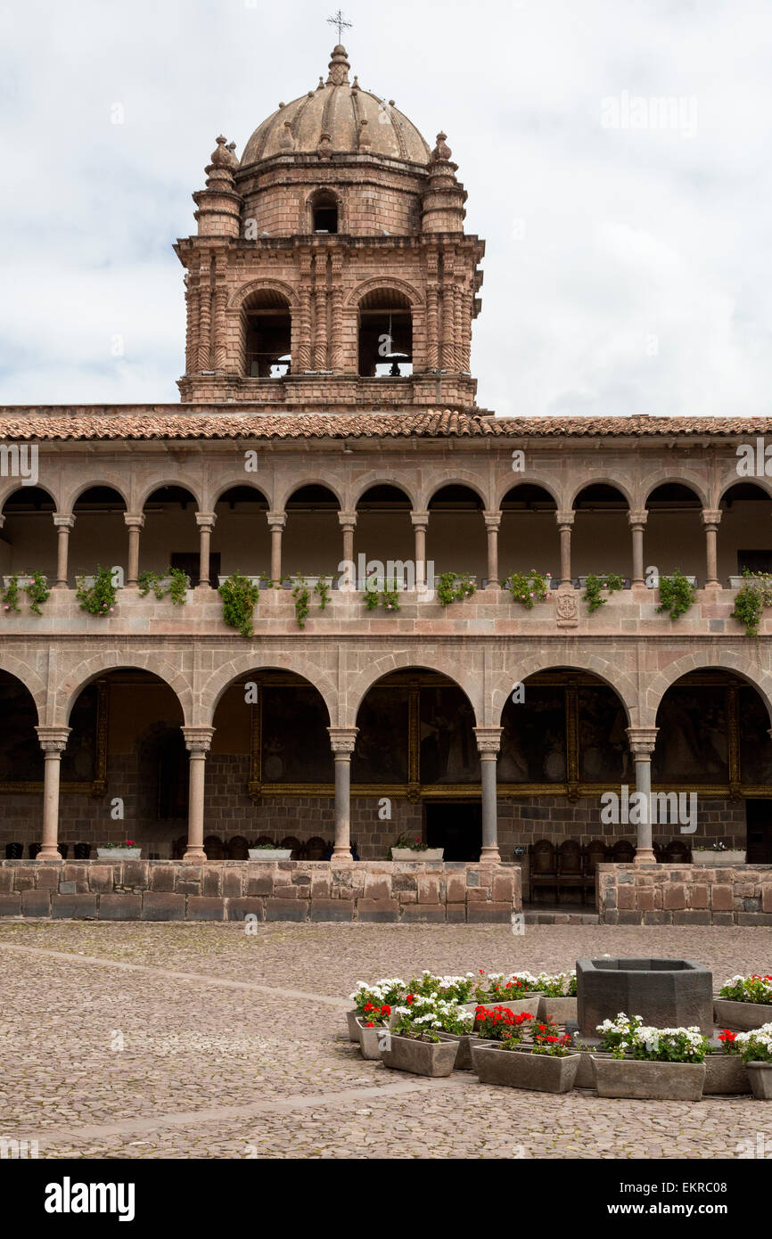 Perù Cusco. Campanile di Santro Domingo monastero, ricostruito dopo il terremoto del 1915. Andina di stile barocco. Foto Stock