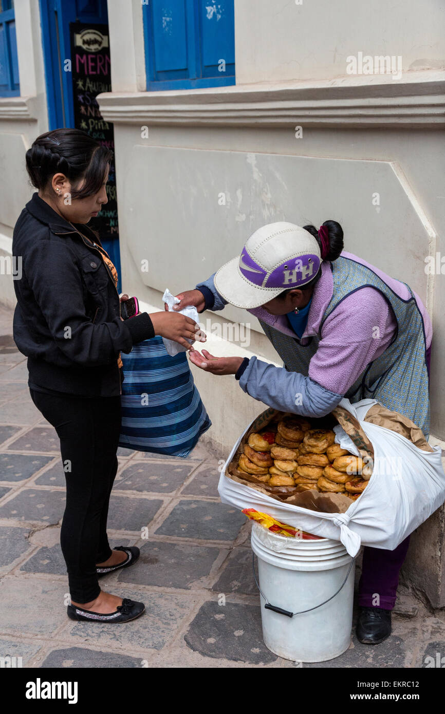 Perù Cusco. Venditore a vendere la pasticceria su strada. Foto Stock