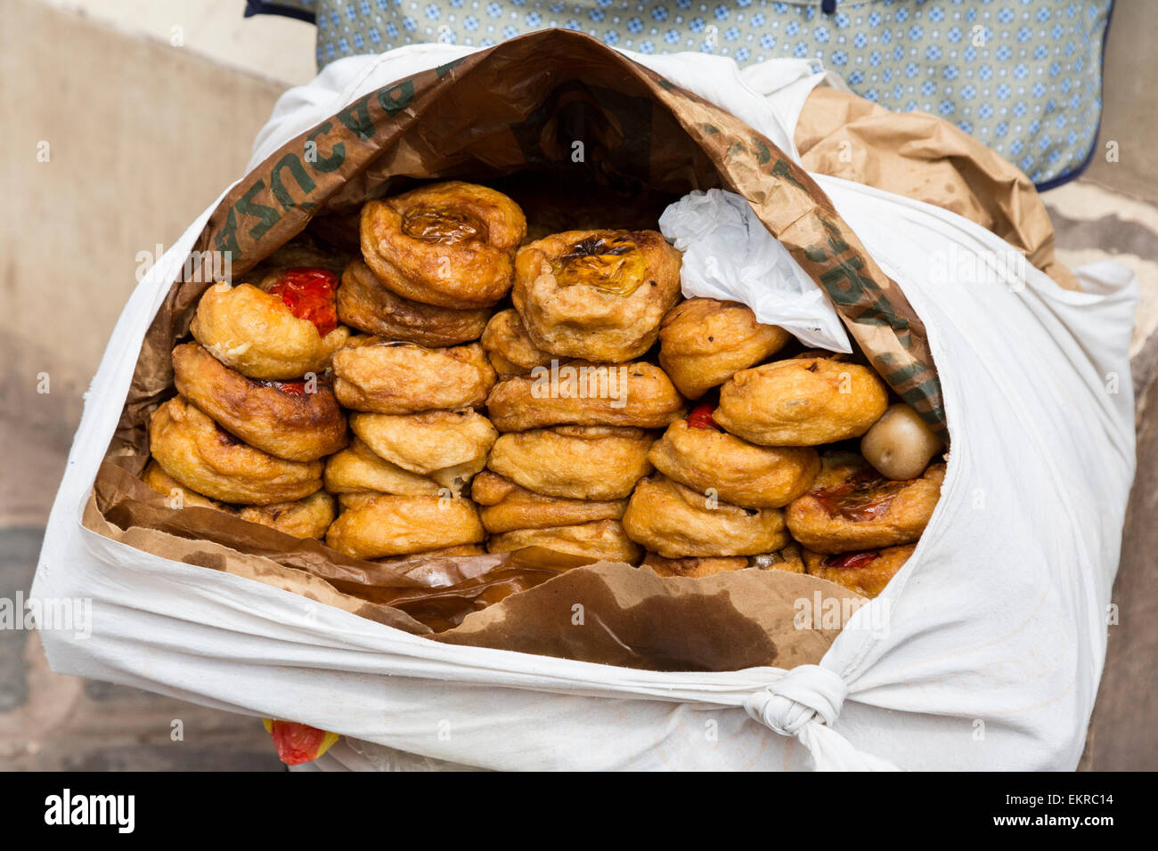 Perù Cusco. La pasticceria è venduto da un venditore ambulante. Foto Stock